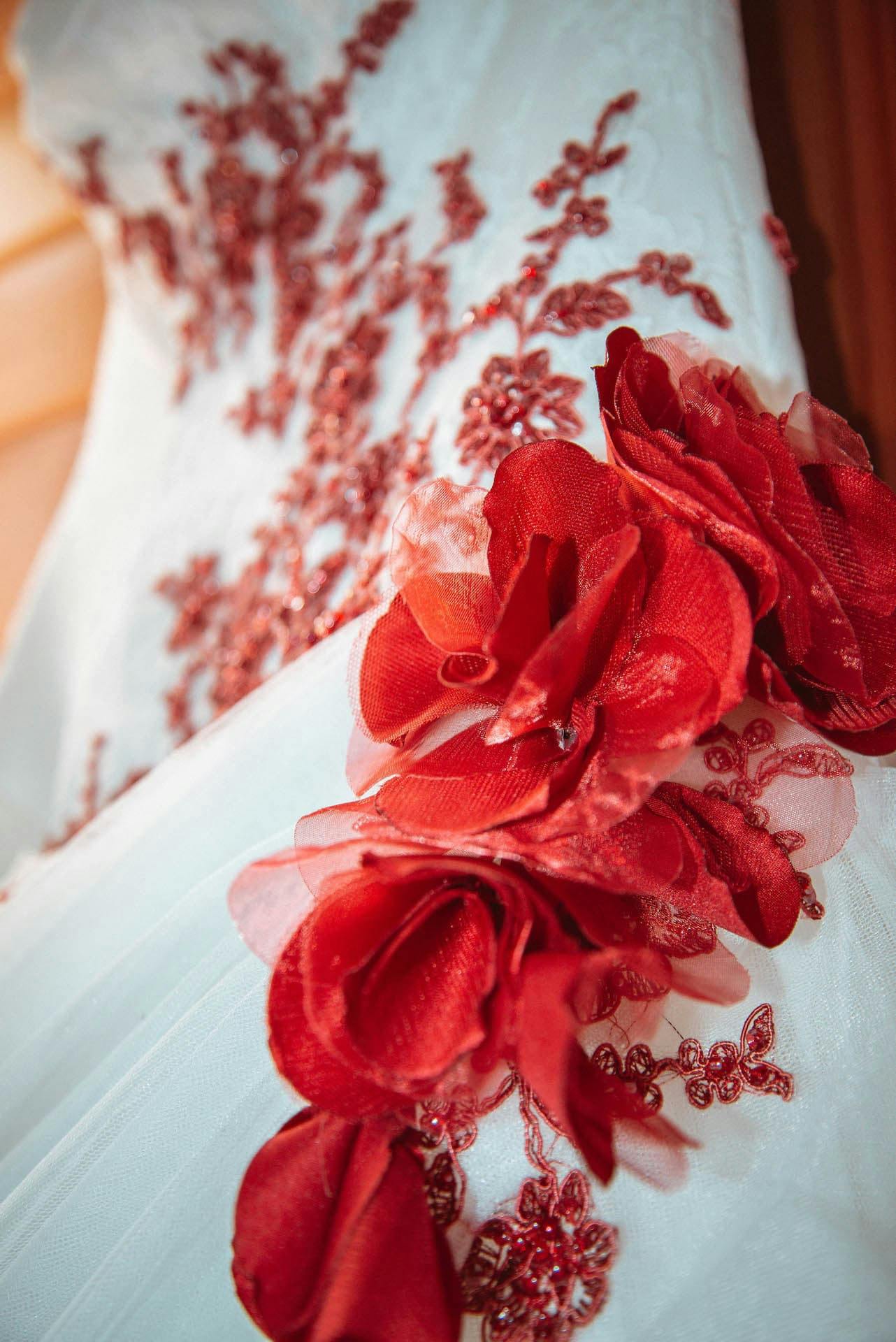 dettaglio vestito sposa bianco rosso