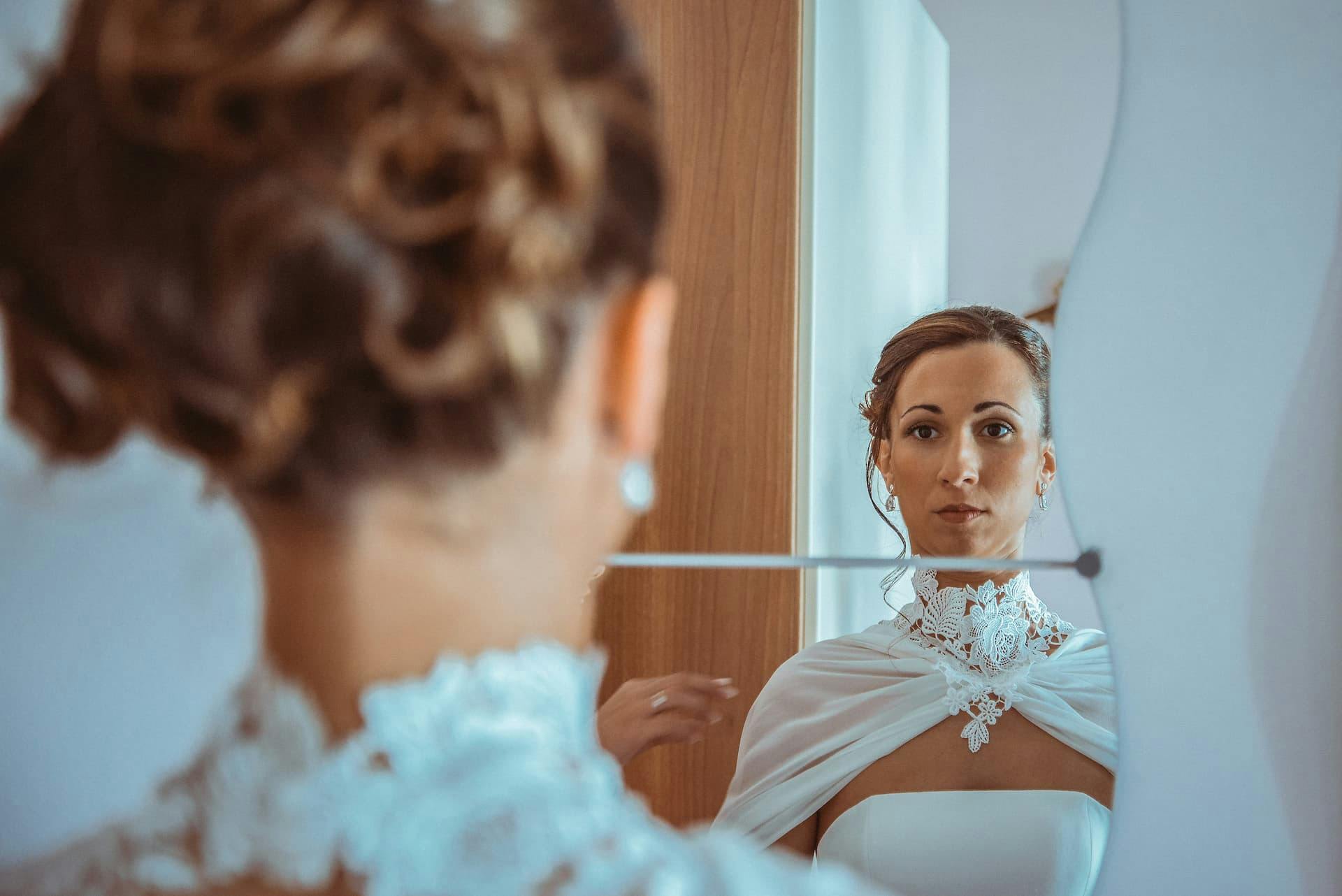 sposa allo specchio