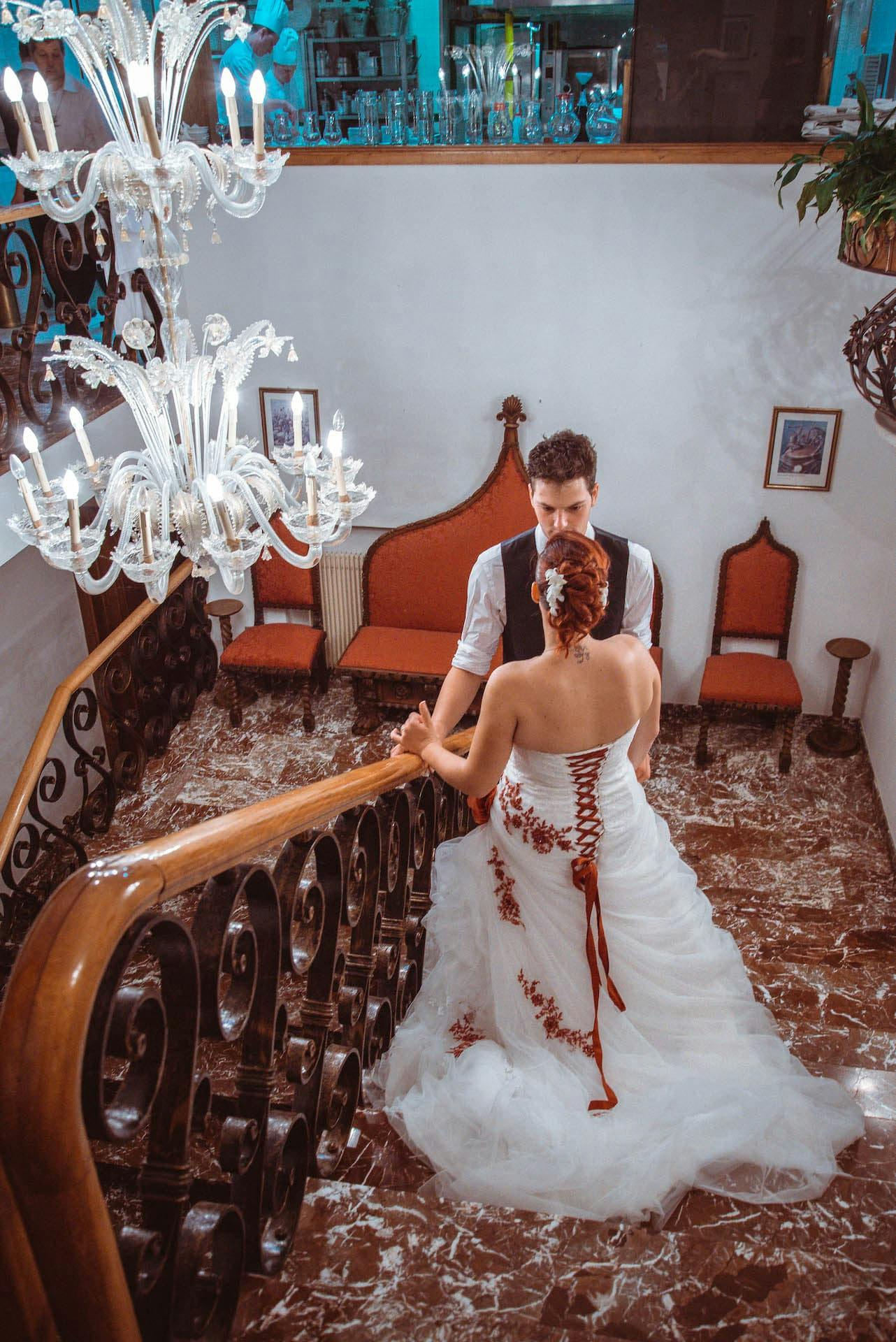 sposi scala villa vestito bianco rosso