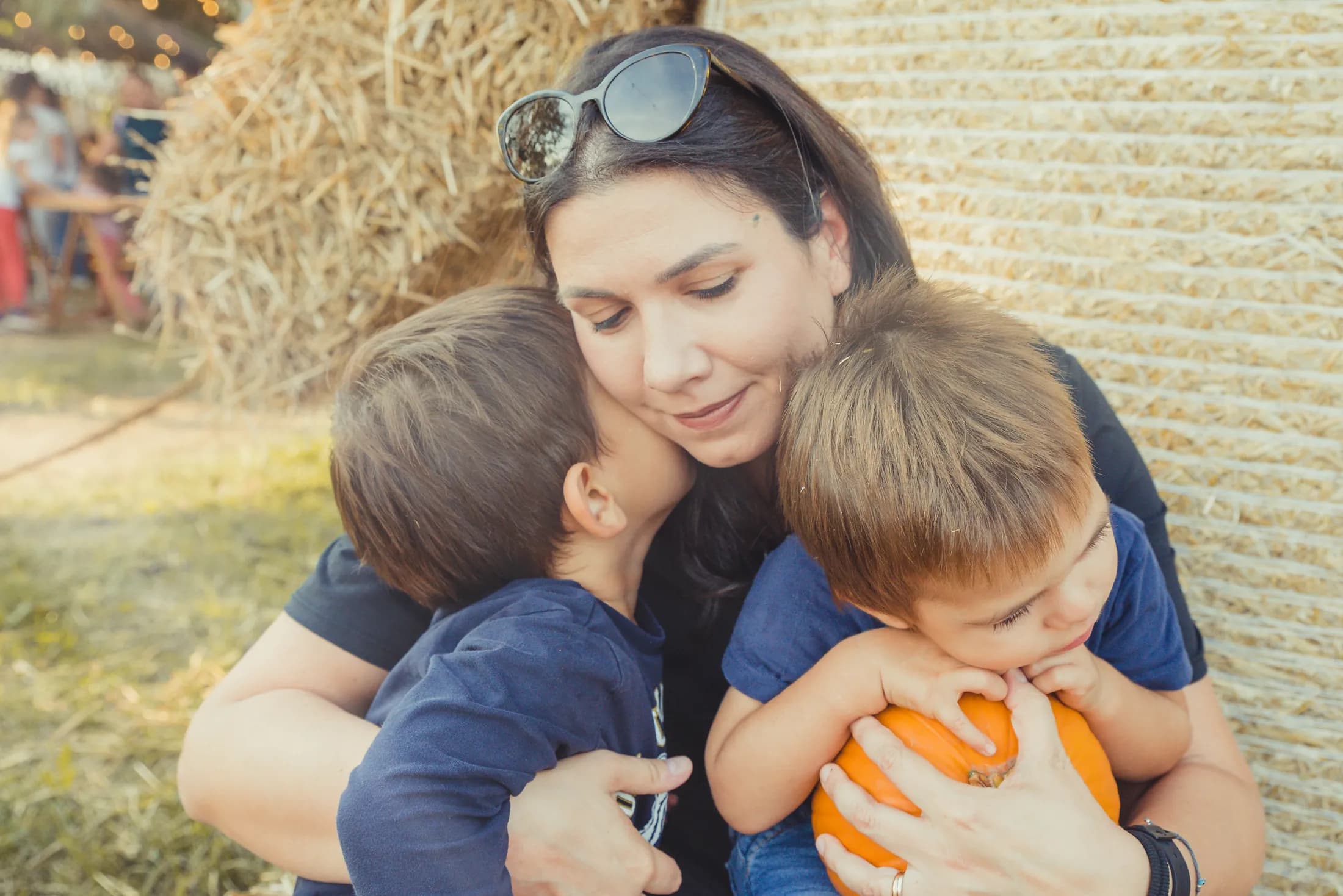 Una mamma abbraccia i suoi due bambini